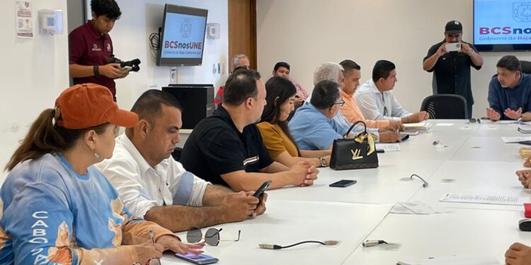 A través de integrantes de las direcciones jurídicas se reunieron esta mañana con la finalidad de buscar solución al problema que se está presentando con la venta de terrenos en zonas irregulares