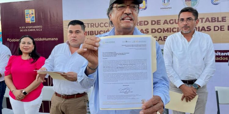El alcalde Oscar Leggs Castro presidió el banderazo de inicio de obras de conducción y de 3 mil 600 tomas domiciliarias en la colonia Ejidal mejor conocida como “La Ballena” de San José del Cabo