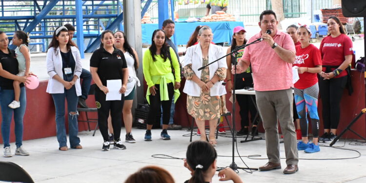 el XIV Ayuntamiento de Los Cabos que preside Oscar Leggs Castro, a través del Instituto del Deporte del Municipio de Los Cabos (INDEM) encabezado por Ricardo Manríquez Castillo, realizó “La Feria de Salud” en la cancha de la colonia El Zacatal en San José del Cabo.