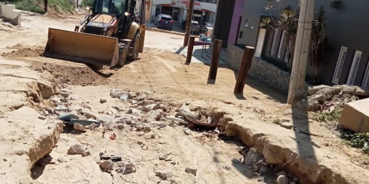 Es prioridad sanear calles, avenidas y caminos vecinales de todo el municipio, con el fin de restablecer la circulación vehicular lo antes posible