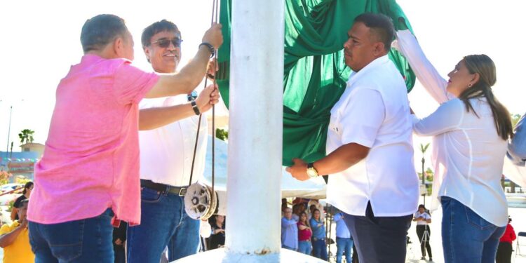 Autoridades municipales y delegacionales asistieron a la ceremonia cívica de este lunes que se realizó en la plaza pública León Cota Collins, la cual encabezaron el alcalde Oscar Leggs Castro y el delegado Raymundo Zamora Ceseña