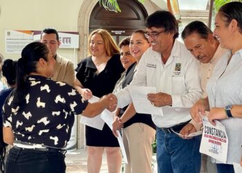 El Gobierno de Los Cabos a través de la Dirección General de Fomento Económico, en colaboración con el Centro de Capacitación para el Trabajo Industrial CECATI 106, hizo entrega de 200 becas para el curso de inglés enfocado en ventas, como parte de los compromisos dentro del Plan de Desarrollo Municipal 2021-2024