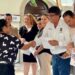El Gobierno de Los Cabos a través de la Dirección General de Fomento Económico, en colaboración con el Centro de Capacitación para el Trabajo Industrial CECATI 106, hizo entrega de 200 becas para el curso de inglés enfocado en ventas, como parte de los compromisos dentro del Plan de Desarrollo Municipal 2021-2024