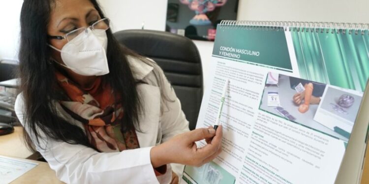 IMSS promueve salud sexual con estrategias educativas por grupo de edad y guía digital