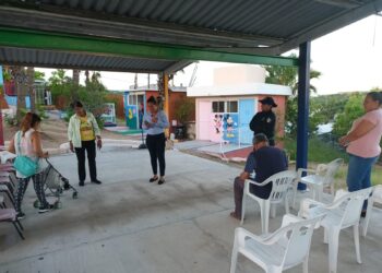 Los Cabos, B.C.S. 11 de septiembre del 2023.- Con la finalidad de incrementar la proximidad social, así como mantener la seguridad y la tranquilidad de la ciudadanía del municipio de Los Cabos, a través del personal de la Dirección de Atención Ciudadana y Vinculación Social que encabeza el Lic. Álvaro Gerardo Cabanillas, se imparten a la población pláticas de capacitación sobre el programa “Whatsappeando por tu Seguridad”.