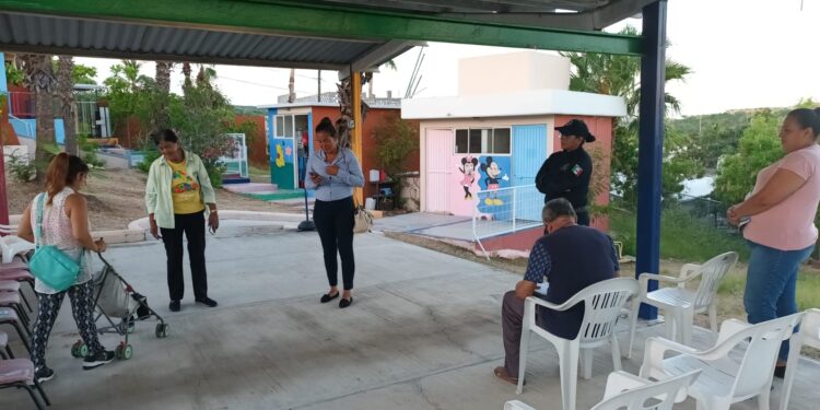 Los Cabos, B.C.S. 11 de septiembre del 2023.- Con la finalidad de incrementar la proximidad social, así como mantener la seguridad y la tranquilidad de la ciudadanía del municipio de Los Cabos, a través del personal de la Dirección de Atención Ciudadana y Vinculación Social que encabeza el Lic. Álvaro Gerardo Cabanillas, se imparten a la población pláticas de capacitación sobre el programa “Whatsappeando por tu Seguridad”.