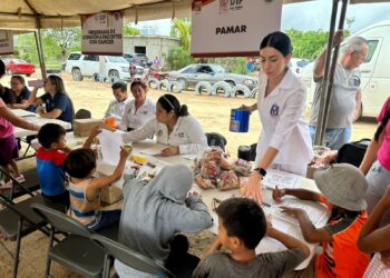Bajo la encomienda de la presidenta honoraria del Sistema Municipal DIF, Flora Aguilar de Leggs-, el personal del SMDIF llevó a cabo la jornada social “DIF en tu Colonia”