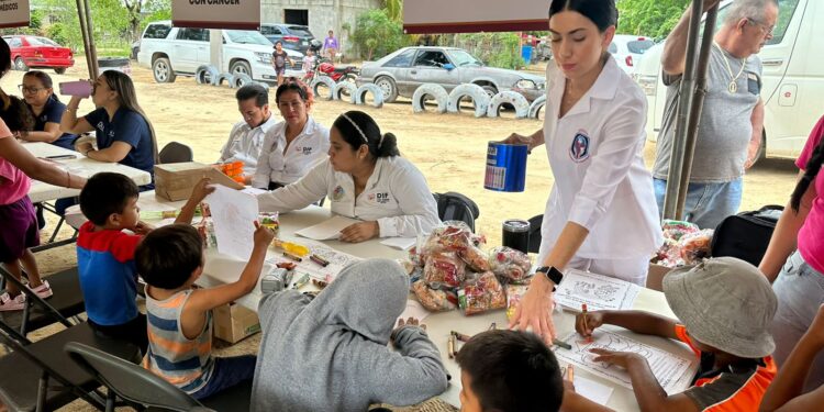Bajo la encomienda de la presidenta honoraria del Sistema Municipal DIF, Flora Aguilar de Leggs-, el personal del SMDIF llevó a cabo la jornada social “DIF en tu Colonia”