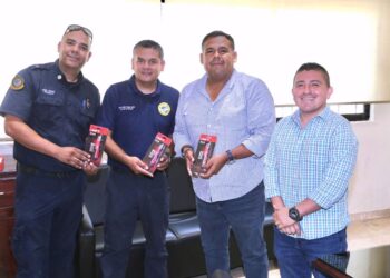 El delegado municipal Raymundo Zamora Ceseña, entregó 3  detectores de alto voltaje tipo bolígrafo CA UNI-T UT12D