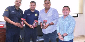 El delegado municipal Raymundo Zamora Ceseña, entregó 3  detectores de alto voltaje tipo bolígrafo CA UNI-T UT12D