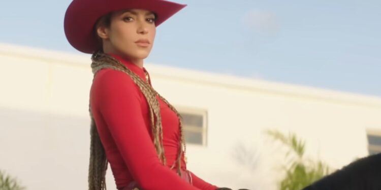 Shakira hablando de migración junto a Fuerza Regida en su nueva canción  ‘El Jefe’