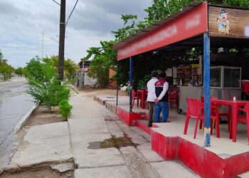 COEPRIS HA SUSPENDIDO 28 PUESTOS SEMIFIJOS CON VENTA DE ALIMENTOS EN&nbsp;LA PAZ&nbsp;POR&nbsp;DERRAME DE DRENAJE&nbsp;•&nbsp;Esto como resultado de la vigilancia sanitaria emprendida tras las lluvias&nbsp;