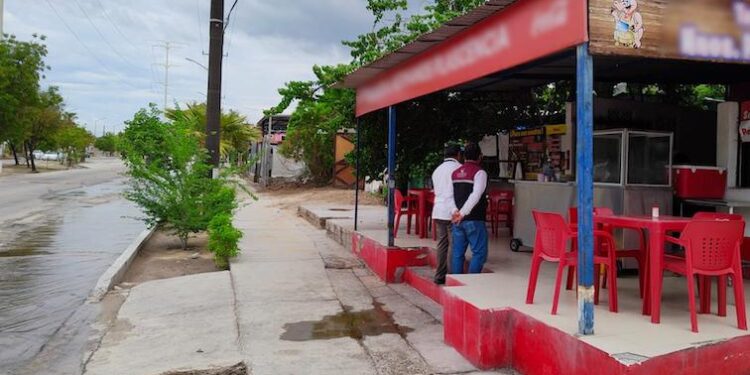 COEPRIS HA SUSPENDIDO 28 PUESTOS SEMIFIJOS CON VENTA DE ALIMENTOS EN&nbsp;LA PAZ&nbsp;POR&nbsp;DERRAME DE DRENAJE&nbsp;•&nbsp;Esto como resultado de la vigilancia sanitaria emprendida tras las lluvias&nbsp;