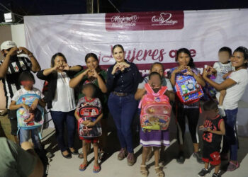 Entrega Diputada Gabriela Montoya útiles escolares a niñas y niños de Los Cabos