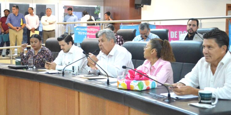 Aprueban modificaciones al decreto de la Medalla Rosaura Zapara para docentes