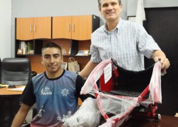 DIRECTOR DEL INSTITUTO SUDCALIFORNIANO DEL DEPORTE BRINDA APOYO ESENCIAL A PARA-ATLETA CON LA ENTREGA DE UNA SILLA DE RUEDAS