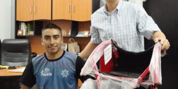 DIRECTOR DEL INSTITUTO SUDCALIFORNIANO DEL DEPORTE BRINDA APOYO ESENCIAL A PARA-ATLETA CON LA ENTREGA DE UNA SILLA DE RUEDAS