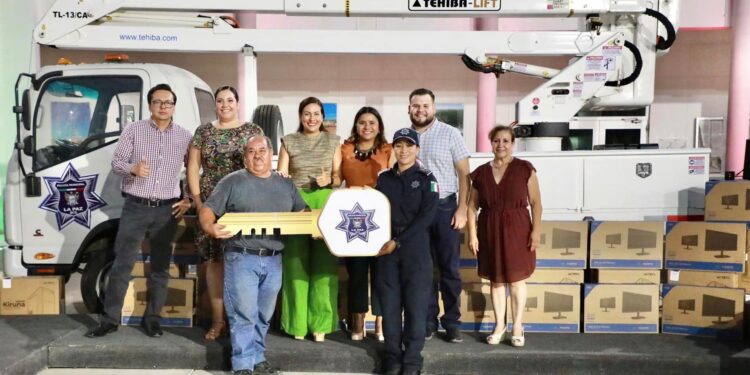 Entrega Alcaldesa parque vehicular y equipo de cómputo a las Direcciones Municipales