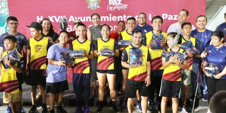 Entrega Alcaldesa uniformes a los seleccionados de paratletismo y boccia