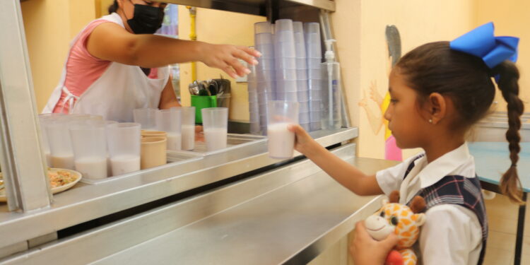 OFRECE LA ESCUELA “GENERAL AGUSTÍN OLACHEA AVILÉS” SERVICIO DE COMEDOR A ESTUDIANTES