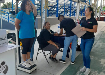 JURISDICCIÓN SANITARIA LOS CABOS FOMENTA LA HIDRATACIÓN ADECUADA CON VECINOS DE COLONIA EL ZACATAL&nbsp;