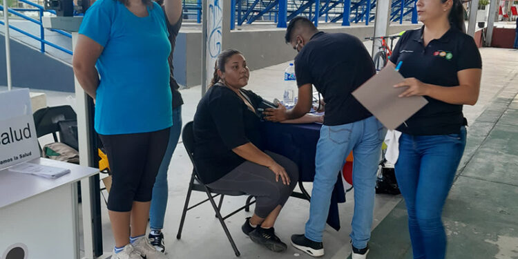 JURISDICCIÓN SANITARIA LOS CABOS FOMENTA LA HIDRATACIÓN ADECUADA CON VECINOS DE COLONIA EL ZACATAL&nbsp;