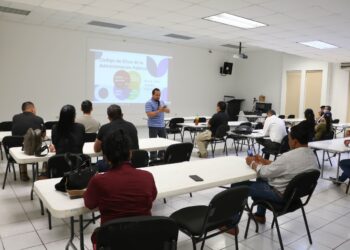 RECIBEN CURSO DE ÉTICA SERVIDORES PÚBLICOS DE LA PGJE