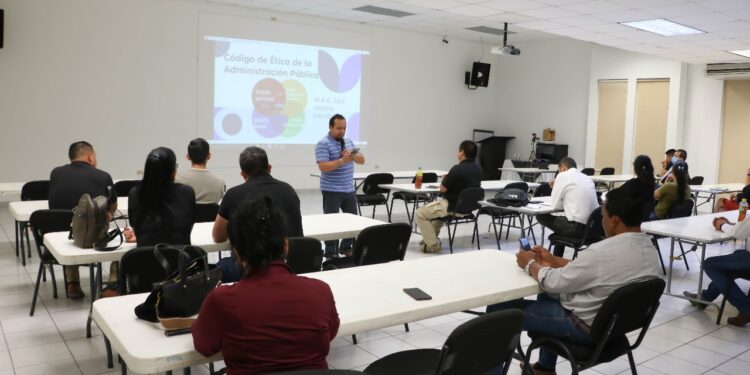 RECIBEN CURSO DE ÉTICA SERVIDORES PÚBLICOS DE LA PGJE