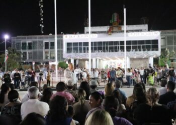 ENCABEZA GOBERNADOR VCC ENCENDIDO DE LUCES ALUSIVAS A FESTIVIDADES DEL MES DE LA PATRIA