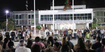 ENCABEZA GOBERNADOR VCC ENCENDIDO DE LUCES ALUSIVAS A FESTIVIDADES DEL MES DE LA PATRIA