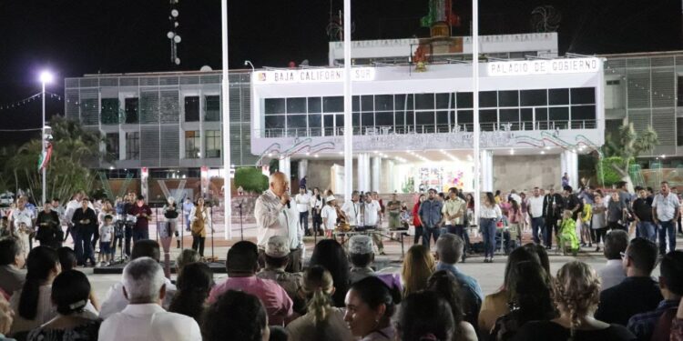 ENCABEZA GOBERNADOR VCC ENCENDIDO DE LUCES ALUSIVAS A FESTIVIDADES DEL MES DE LA PATRIA