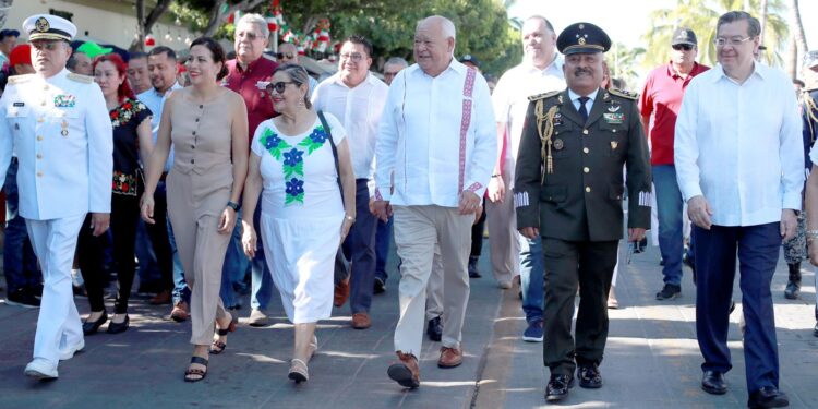 DESFILAN MILES ANTE GOBERNADOR VCC EN CCXIII ANIVERSARIO DE INDEPENDENCIA DE MÉXICO