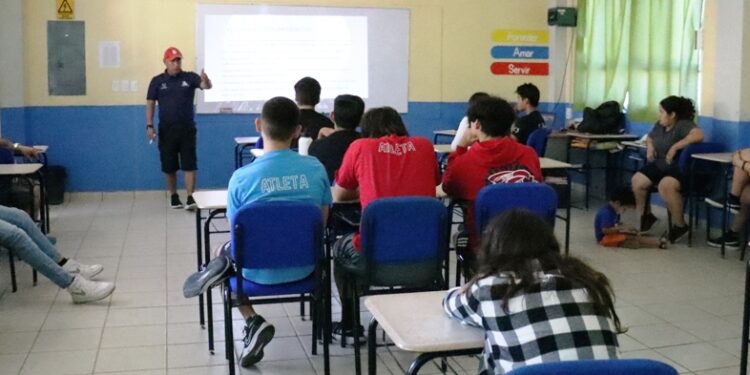 Imparten sesión de psicología deportiva a exponentes de halterofilia