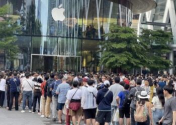 Caos en Dubái , China y Australia  para comprar el nuevo iPhone 15 entre empujones y jalones