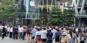 Caos en Dubái , China y Australia  para comprar el nuevo iPhone 15 entre empujones y jalones