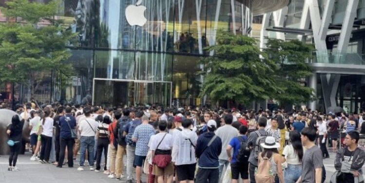Caos en Dubái , China y Australia  para comprar el nuevo iPhone 15 entre empujones y jalones