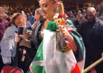 Adele vistiendo los colores patrios de México