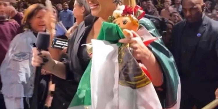 Adele vistiendo los colores patrios de México