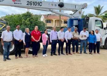 El alcalde Oscar Leggs Castro encabezó la entrega de una grúa hidráulica telescópica con capacidad de 28 toneladas y pluma de 30 metros con una inversión de $13 millones 682 mil 652.96 pesos de recursos propios del Oomsapas.