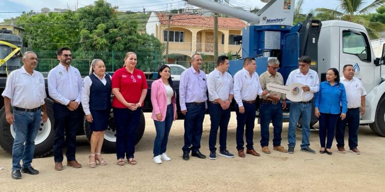 El alcalde Oscar Leggs Castro encabezó la entrega de una grúa hidráulica telescópica con capacidad de 28 toneladas y pluma de 30 metros con una inversión de $13 millones 682 mil 652.96 pesos de recursos propios del Oomsapas.