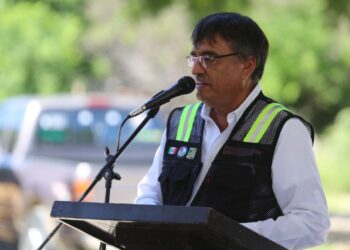 Con el objetivo de ayudar a reducir el número de accidentes vehiculares sobre la carretera Transpeninsular, personal de diferentes dependencias se han dado a la tarea de cambiar luminarias fundidas a lo largo de la vía federa