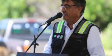 Con el objetivo de ayudar a reducir el número de accidentes vehiculares sobre la carretera Transpeninsular, personal de diferentes dependencias se han dado a la tarea de cambiar luminarias fundidas a lo largo de la vía federa