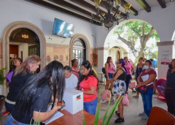 Continúa con la entrega de apoyos alimentarios a familias que resultaron afectadas ante el paso del huracán “Norma”.