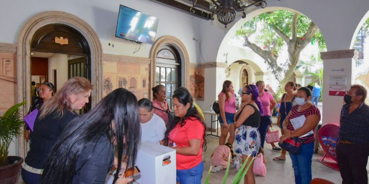 Continúa con la entrega de apoyos alimentarios a familias que resultaron afectadas ante el paso del huracán “Norma”.