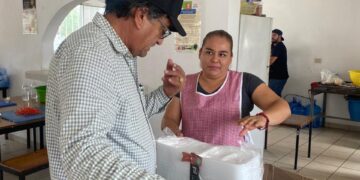 El alcalde Oscar Leggs Castro, así como todo el personal adscrito a las brigadas de Protección Civil continúan trabajando y supervisando que se tengan los insumos necesarios en los refugios temporales habilitados en todo el municipio,