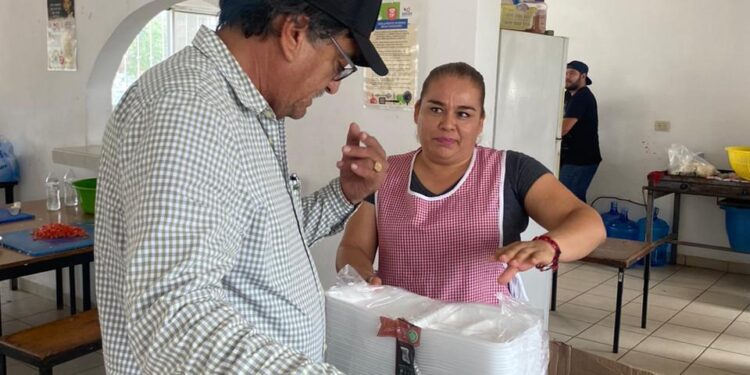 El alcalde Oscar Leggs Castro, así como todo el personal adscrito a las brigadas de Protección Civil continúan trabajando y supervisando que se tengan los insumos necesarios en los refugios temporales habilitados en todo el municipio,