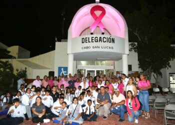 Se llevó a cabo el protocolo de iluminación del edificio, marcando con ello el inicio de las actividades del mes rosa.