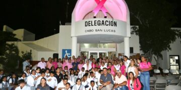 Se llevó a cabo el protocolo de iluminación del edificio, marcando con ello el inicio de las actividades del mes rosa.