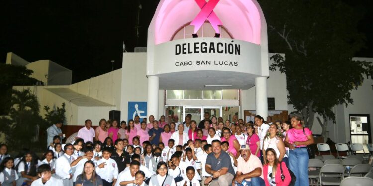 Se llevó a cabo el protocolo de iluminación del edificio, marcando con ello el inicio de las actividades del mes rosa.