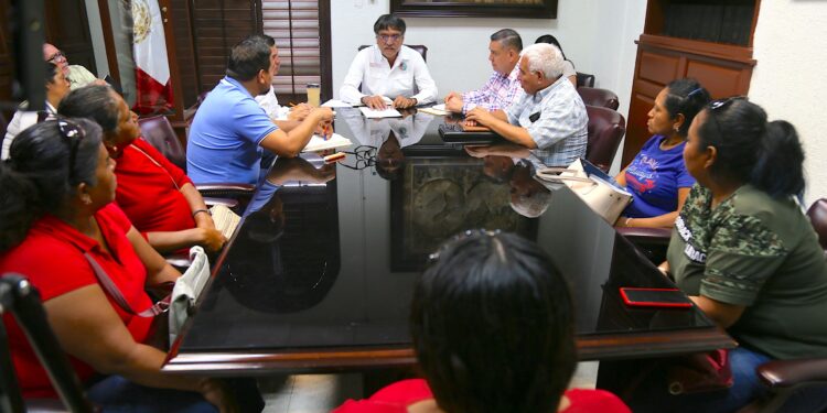 Se llevo a cabo reunión con una comitiva de Antorcha Campesina, ello con la finalidad de dar seguimiento a las solicitudes y peticiones planteadas por integrantes de dicho movimiento.